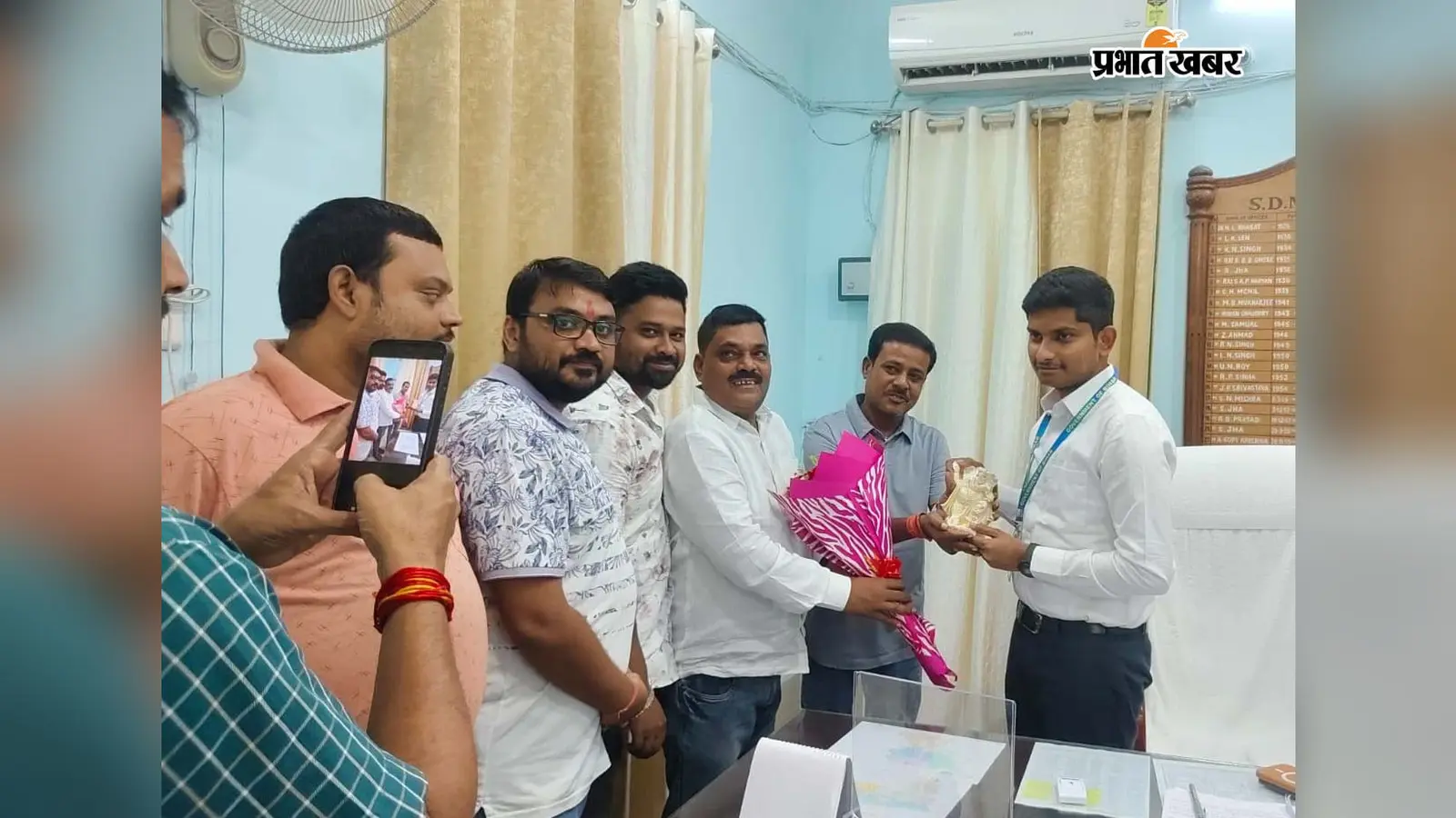 पूर्णिया: कसबा व गुलाबबाग गणपति महोत्सव समिति ने नए SDO विग्नेश टीए से की मुलाकात, भगवान गणेश की प्रतिमा भेंट कर किया सम्मानित