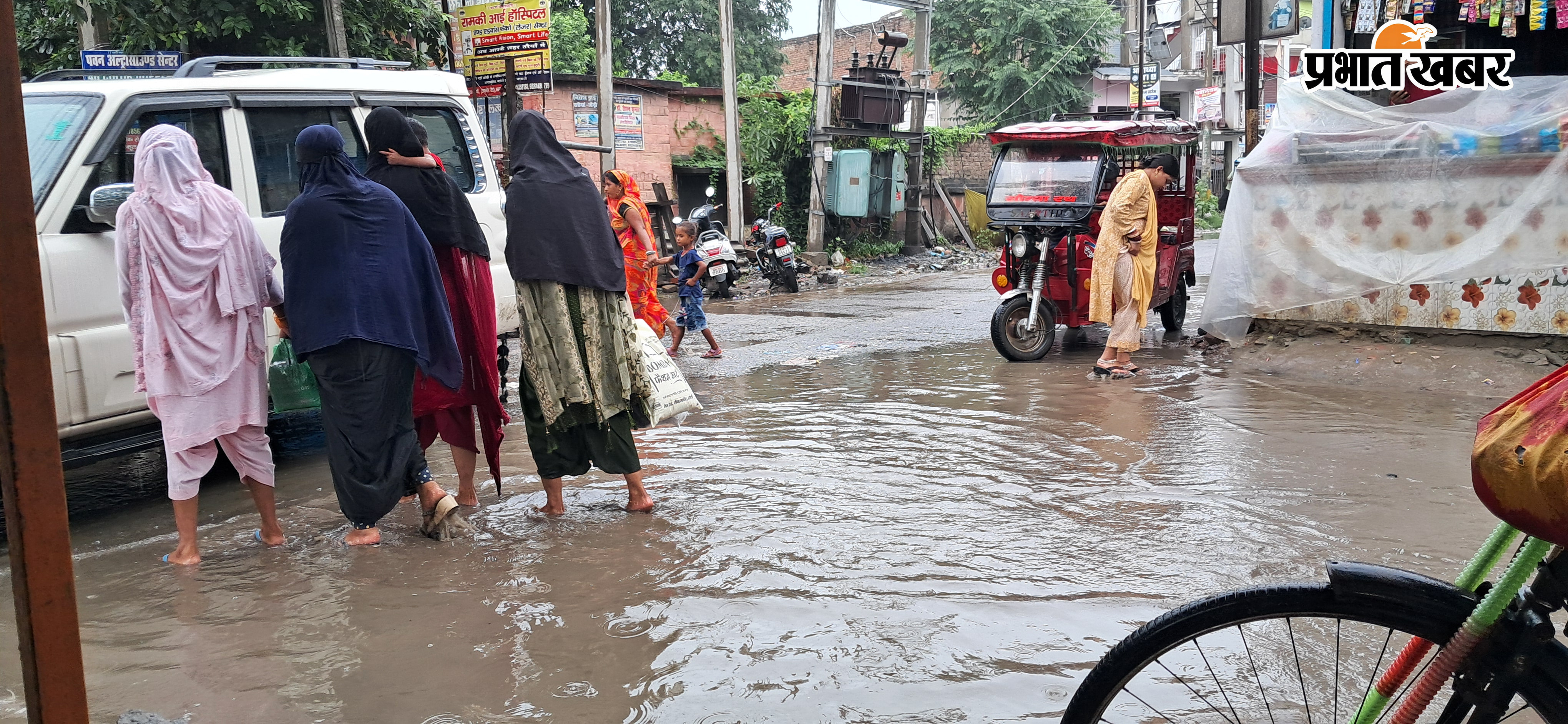 तरैया बाजार के मुख्य सड़क पर लगे बारिश की पानी | Prabhat Khabar Network