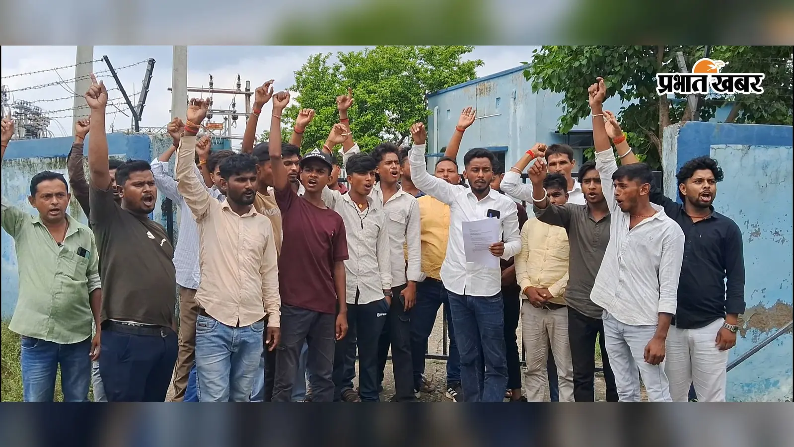 औरंगाबाद : बिजली की आंख-मिचौनी से परेशान ग्रामीणों ने देव में बिजली कंपनी के ऑफिस में जड़ा ताला
