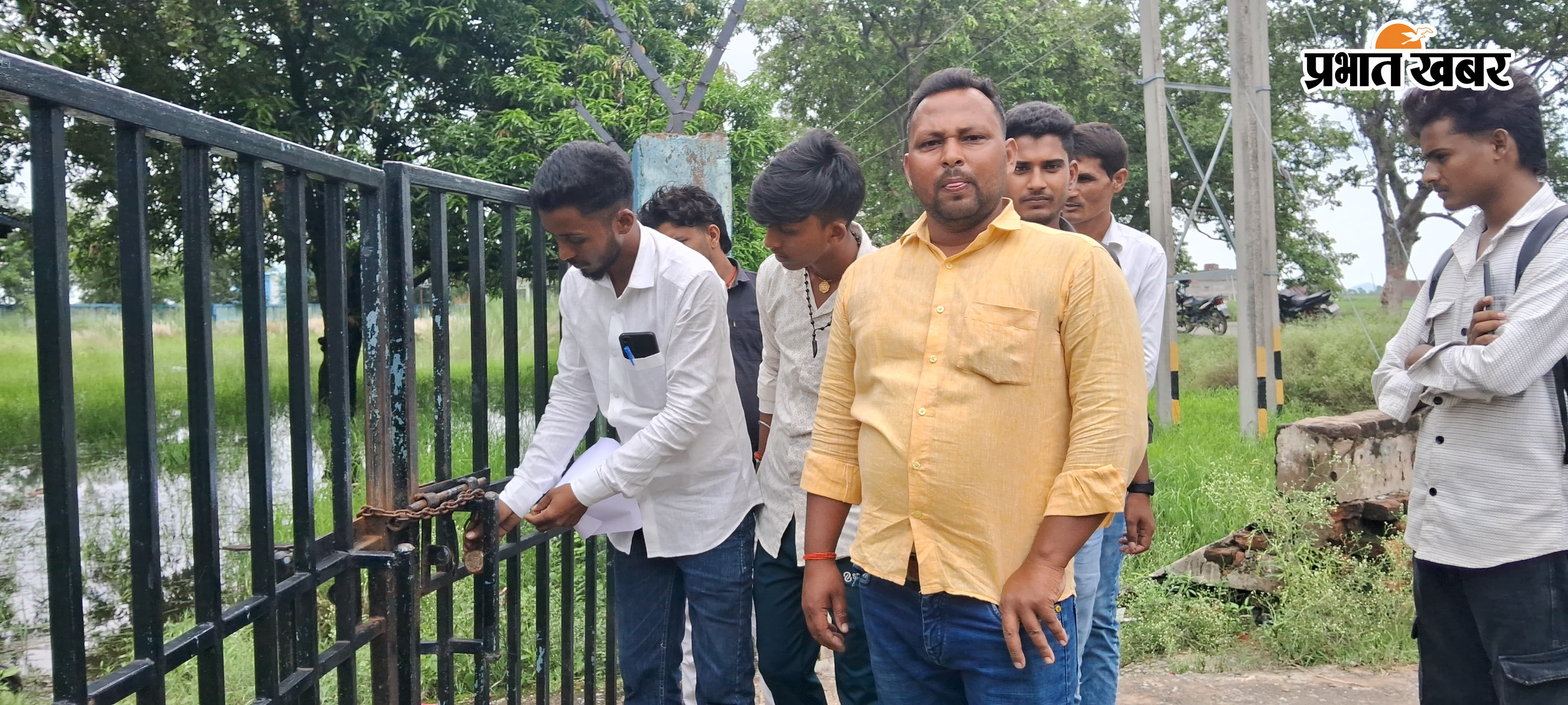 बिजली की आंख-मिचौली से परेशान ग्रामीणों ने देव बिजली कार्यालय में जड़ा ताला | Prabhat Khabar Network