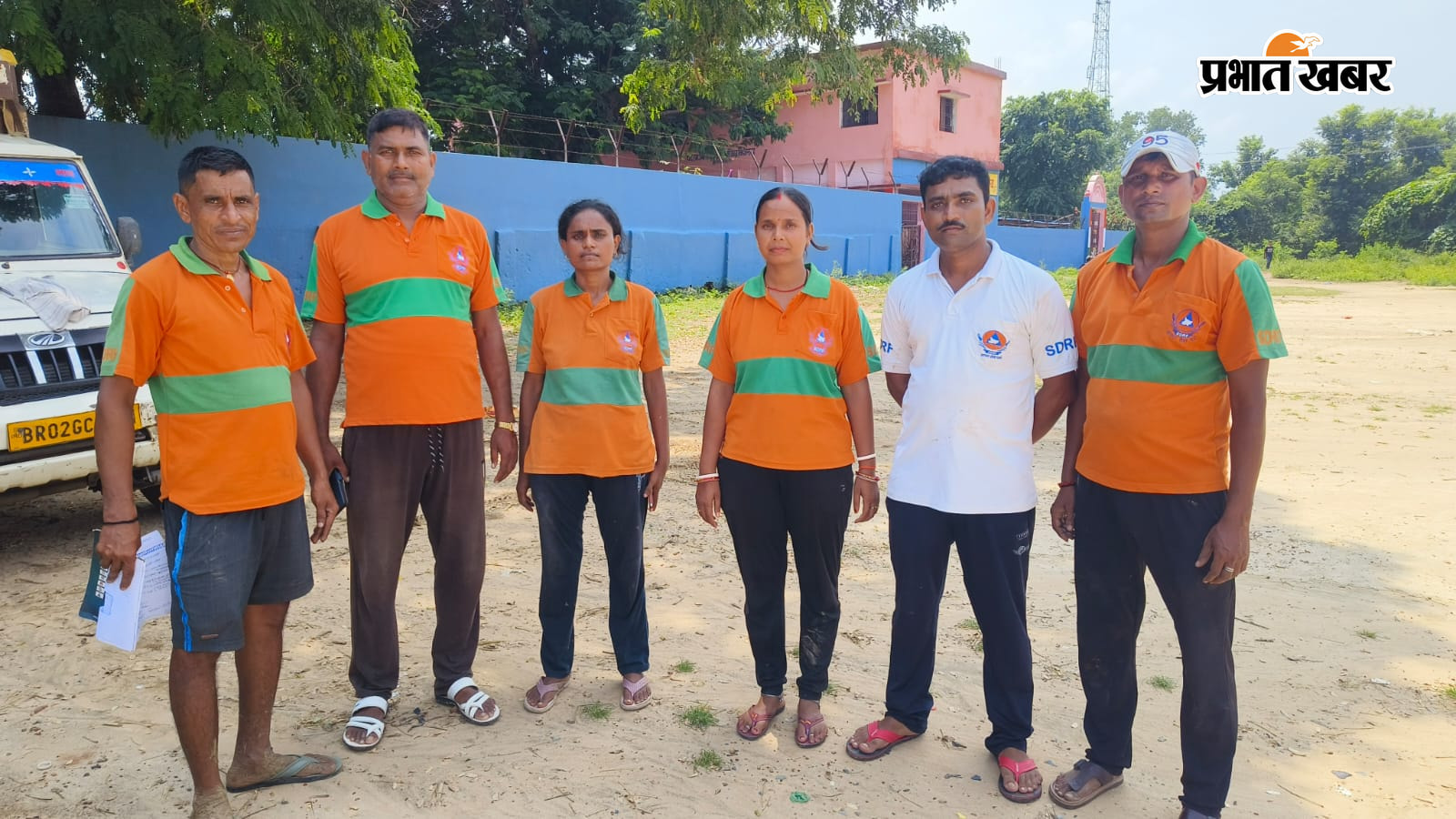 मृतक का फाइल फोटो,रोते बिलखते परिजन , खोजबीन करती एस डी आर एफ की टीम। | Prabhat Khabar Network