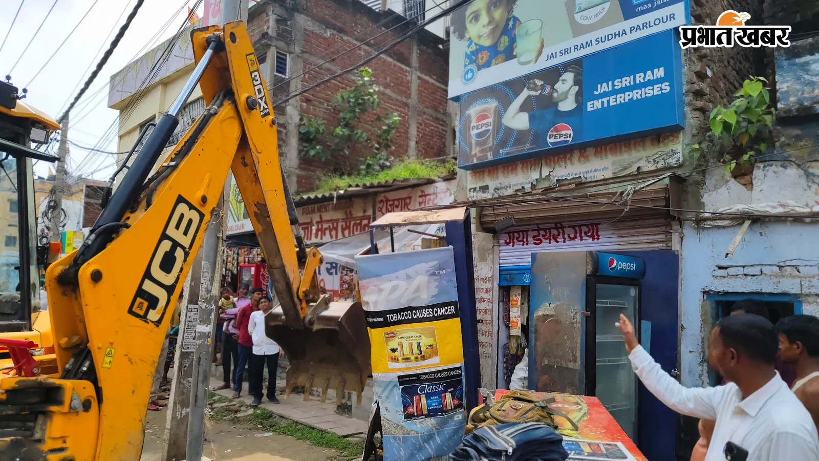 अतिक्रमणकारियों के खिलाफ चला प्रशासन का बुलडोजर, अरवल से काको मोड़ तक हटाया अतिक्रमण