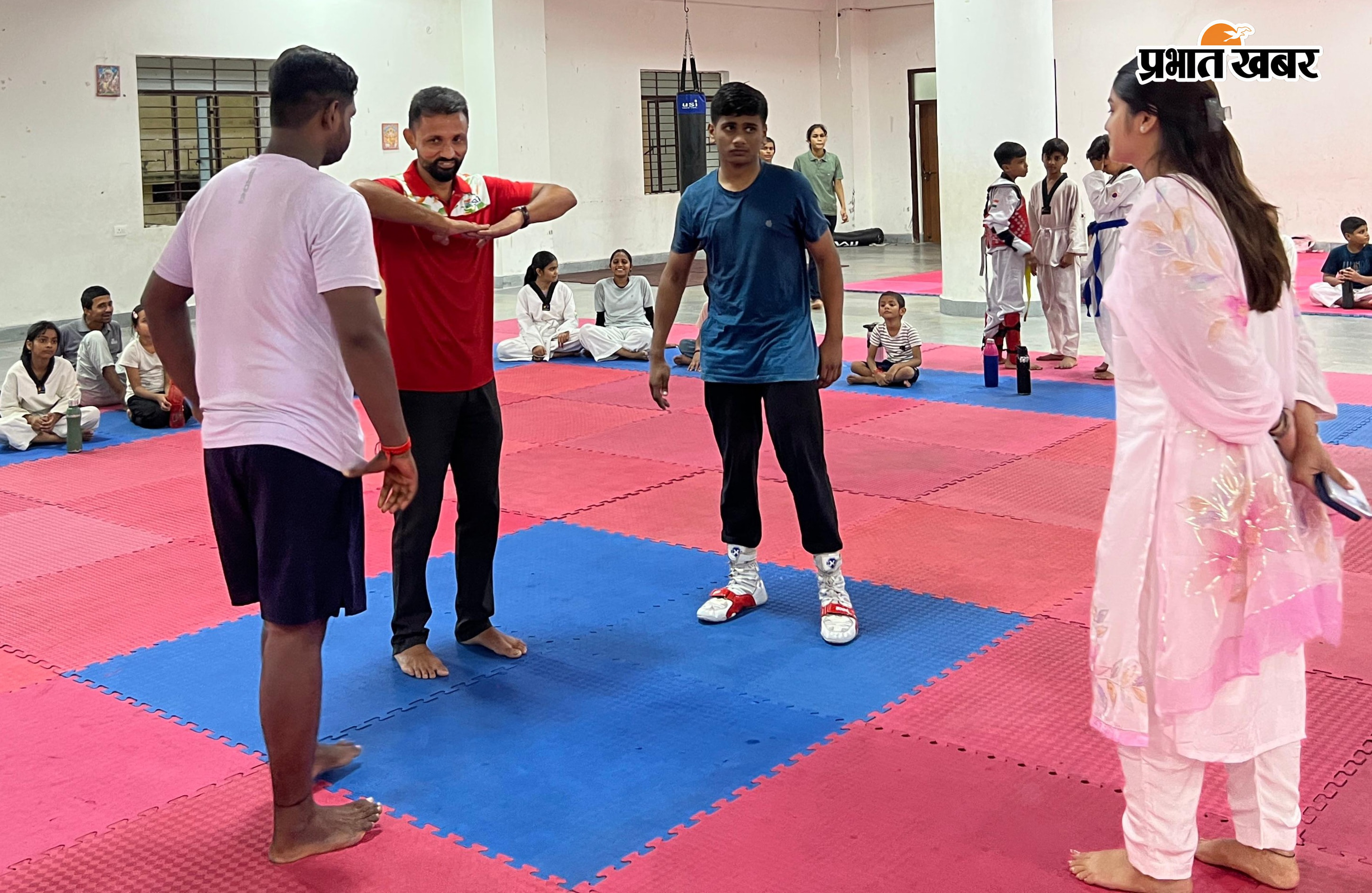 फोटो कैप्शन : न्यू स्टेडियम फजलगंज के खेल भवन में खिलाड़ियों से परिचय प्राप्त करतीं एसडीओ प्रिया रानी. | Prabhat Khabar Network