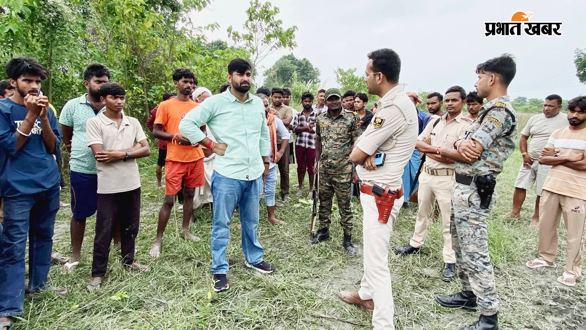 5637 दाहा नदी में लापता अधेड़ की तलाश में जुटी एस डी आर एफ की टीम घटना को लेकर थानाध्यक्ष से चर्चा करते प्रखंड प्रमुख | Prabhat Khabar Network