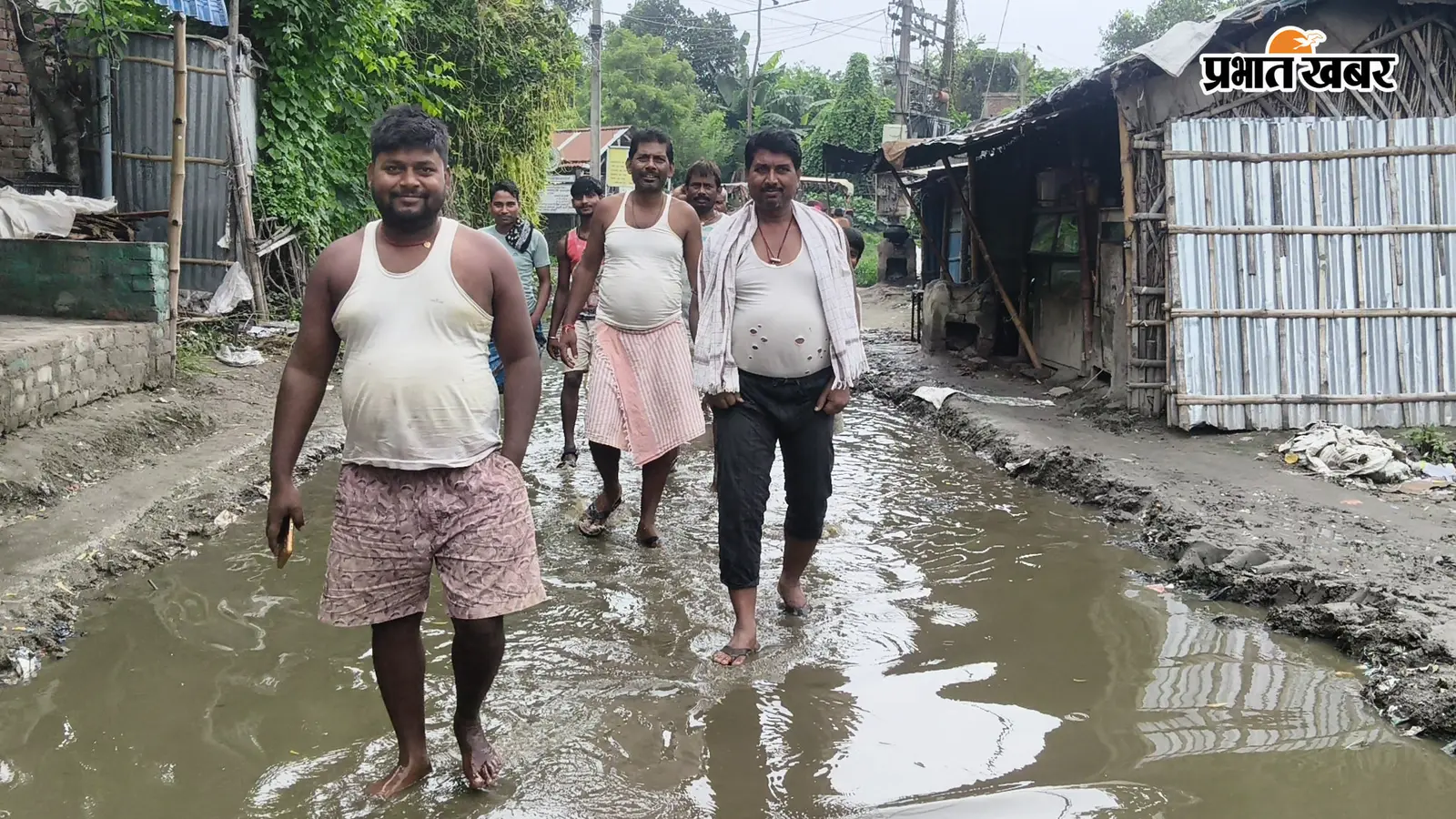 खरैता गांव के पास सड़क पर जलजमाव से परेशानी, पानी के बीच से गुजरने को मजबूर राहगीर