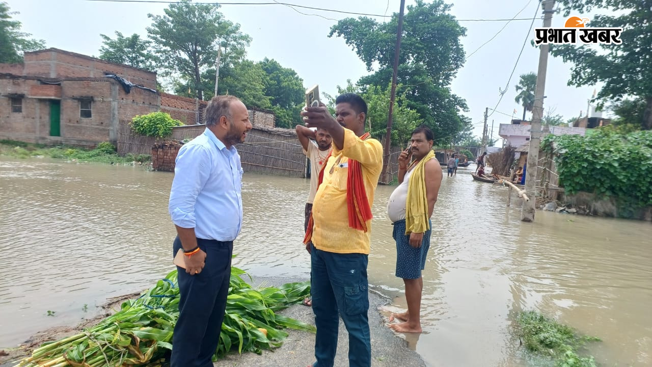 नोट: फोटो नंबर 3 सीएचपी 4 है कैप्सन होगा-बाढ़ प्रभावित क्षेत्रों का निरीक्षण करते एसडीओ | Prabhat Khabar Network