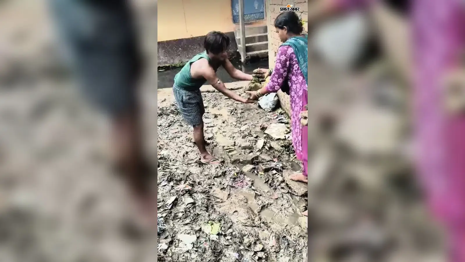 करोड़ी बाजार में बदहाल सड़क, ग्रामीण खुद ईंट के टुकड़े बिछाकर बना रहे रास्ता