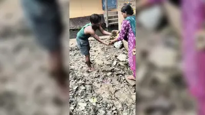 करोड़ी बाजार में बदहाल सड़क, ग्रामीण खुद ईंट के टुकड़े बिछाकर बना रहे रास्ता