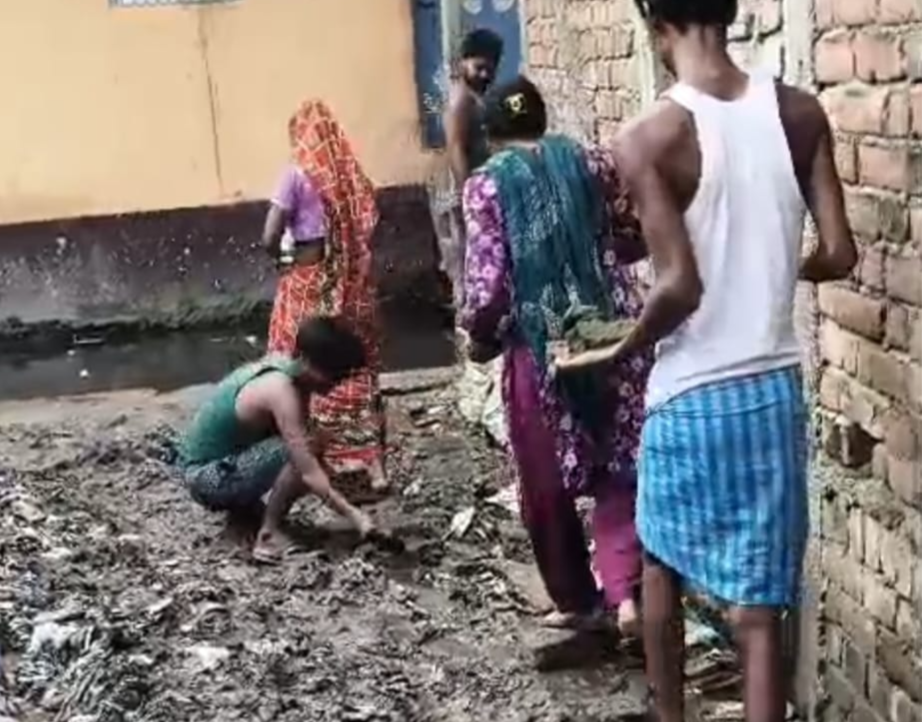 ईट और पत्थर से सड़क बनाते ग्रामीण