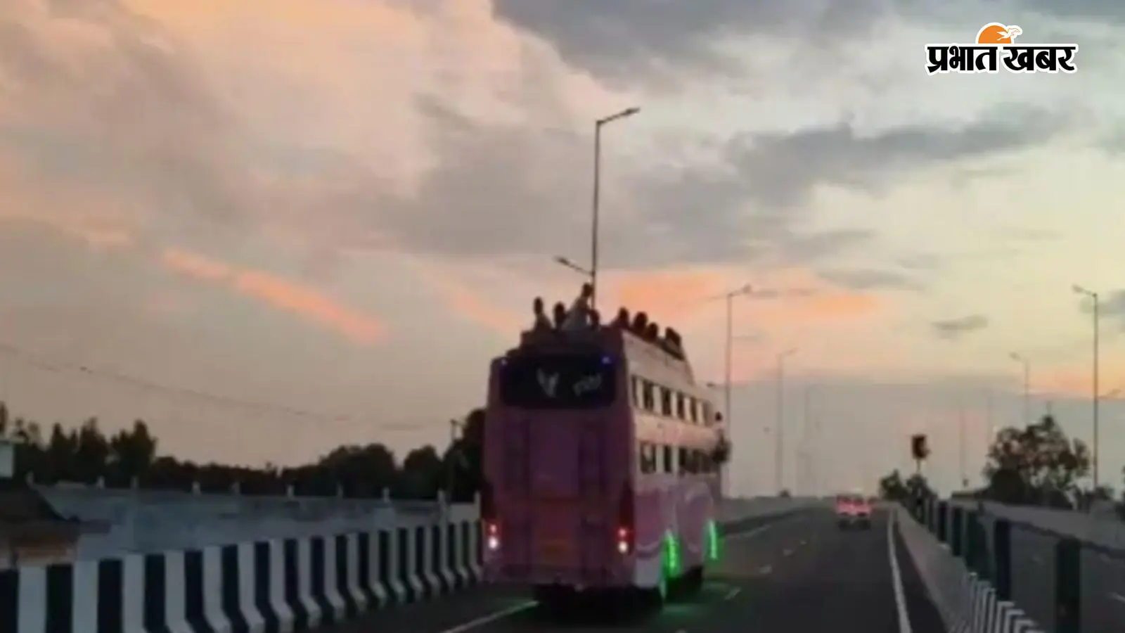 शाहजहांपुर में यात्री सुरक्षा से खिलवाड़, बस की छत पर बैठे दिखे यात्री, हाईवे पर दौड़ती बस का वीडियो वायरल