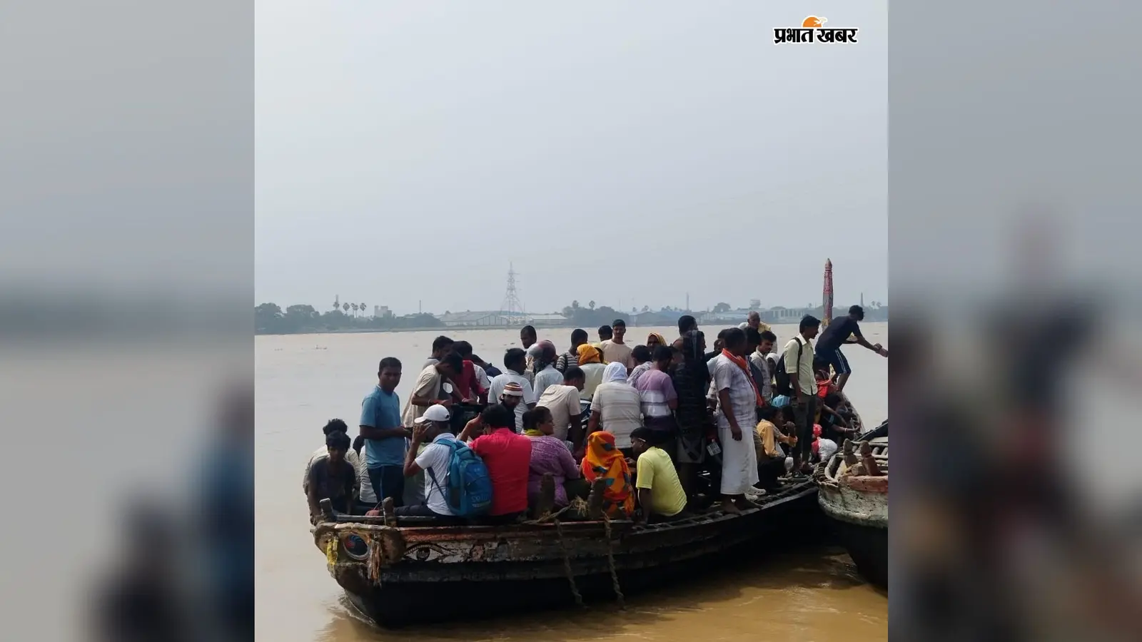 वैशाली: गंगा में उफान के बीच मौत की सवारी, क्षमता से तीन गुना सवारियां ढो रही नावें, लाइफ जैकेट भी नहीं