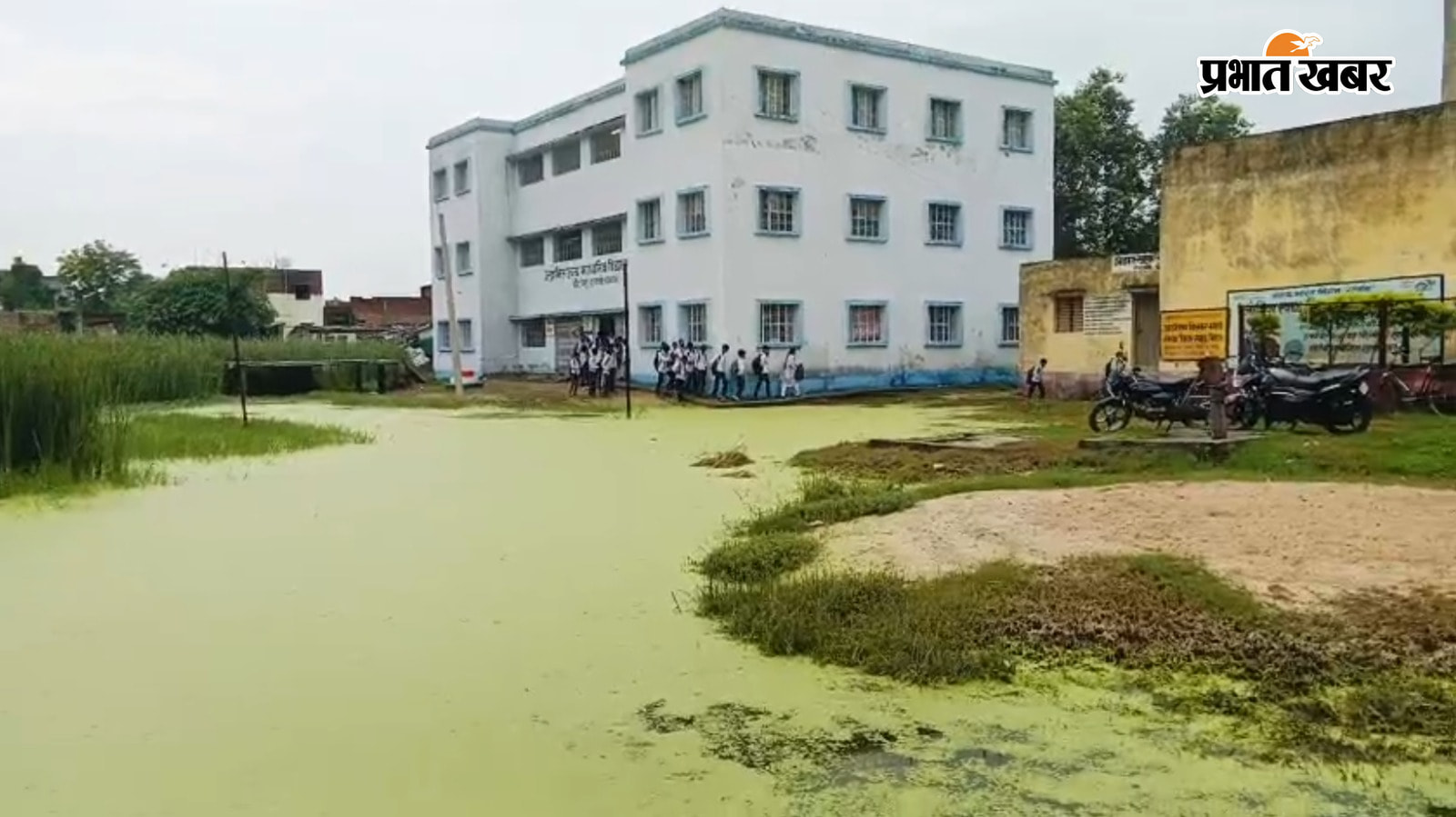 school k pas bharaa pani | Prabhat Khabar Network