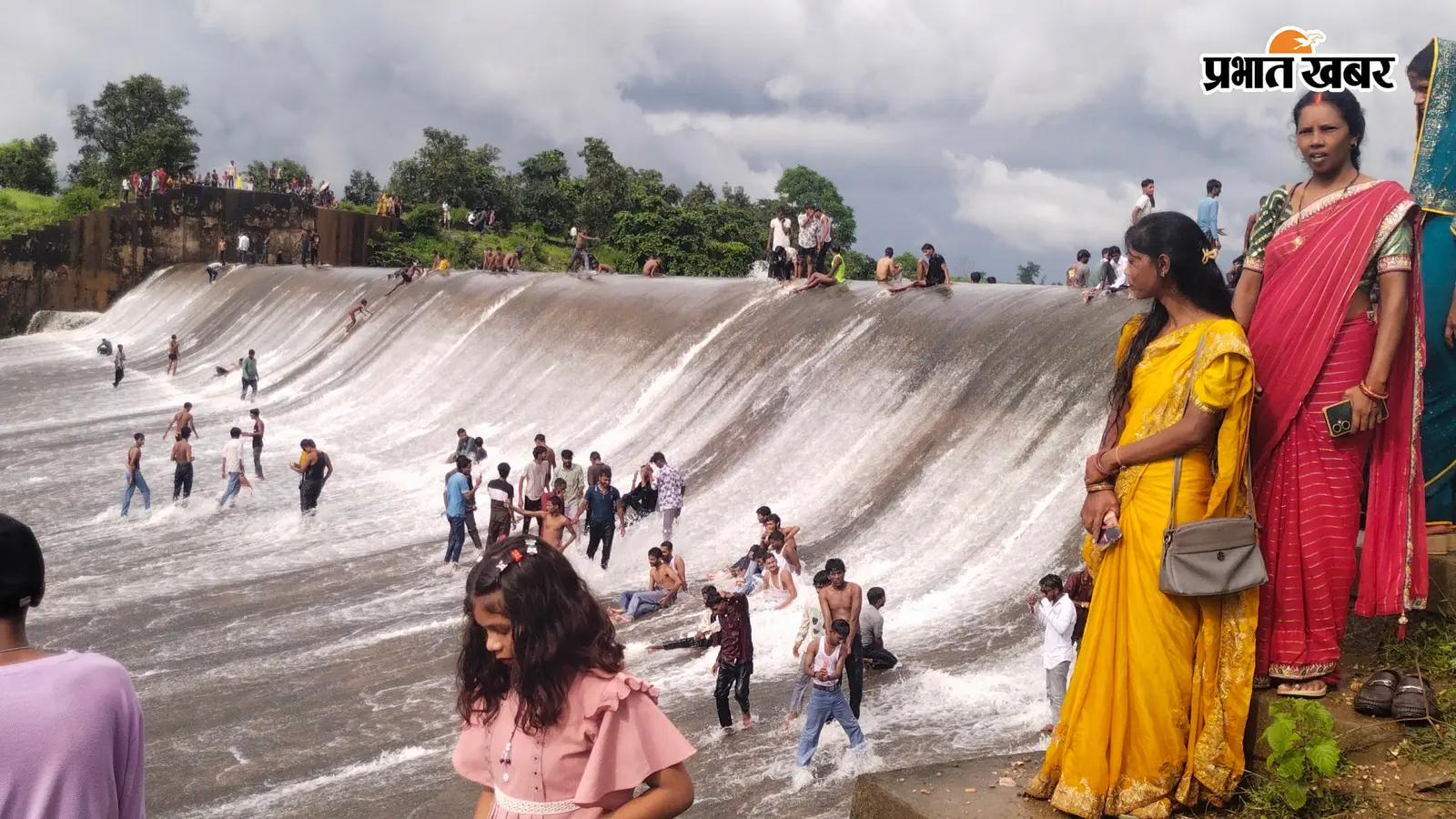 Palamu News: मलय डैम का स्पीलवे ओवरफ्लो, छलकते पानी का मनोरम नजारा देखने उमड़ी सैलानियों की भीड़; सुरक्षा में पुलिस तैनात