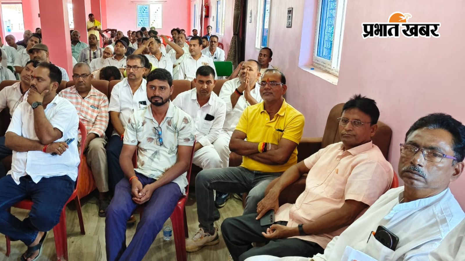 बैठक में शामिल कार्यकर्ता व समर्थक