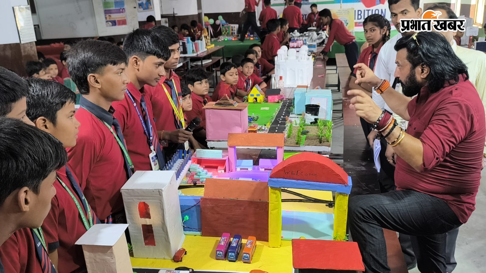 प्रदर्शनी का अवलोकन करते निदेशक डॉ विजय रंजन छात्रों द्वारा बनाया गया प्रोजेक्ट | Prabhat Khabar Network