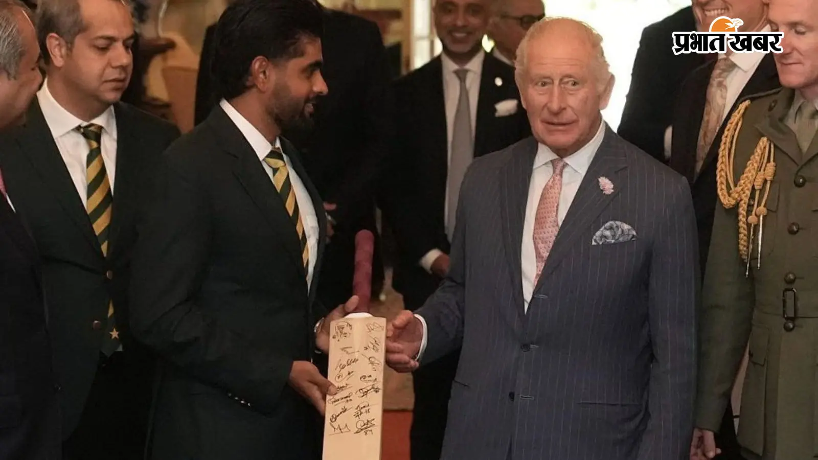 Babar Azam meets King Charles: किंग चार्ल्स से मिले बाबर आजम, पाकिस्तान टीम के साइन वाला बैट किया गिफ्ट