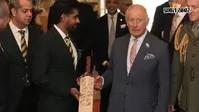 Babar Azam meets King Charles: किंग चार्ल्स से मिले बाबर आजम, पाकिस्तान टीम के साइन वाला बैट किया गिफ्ट