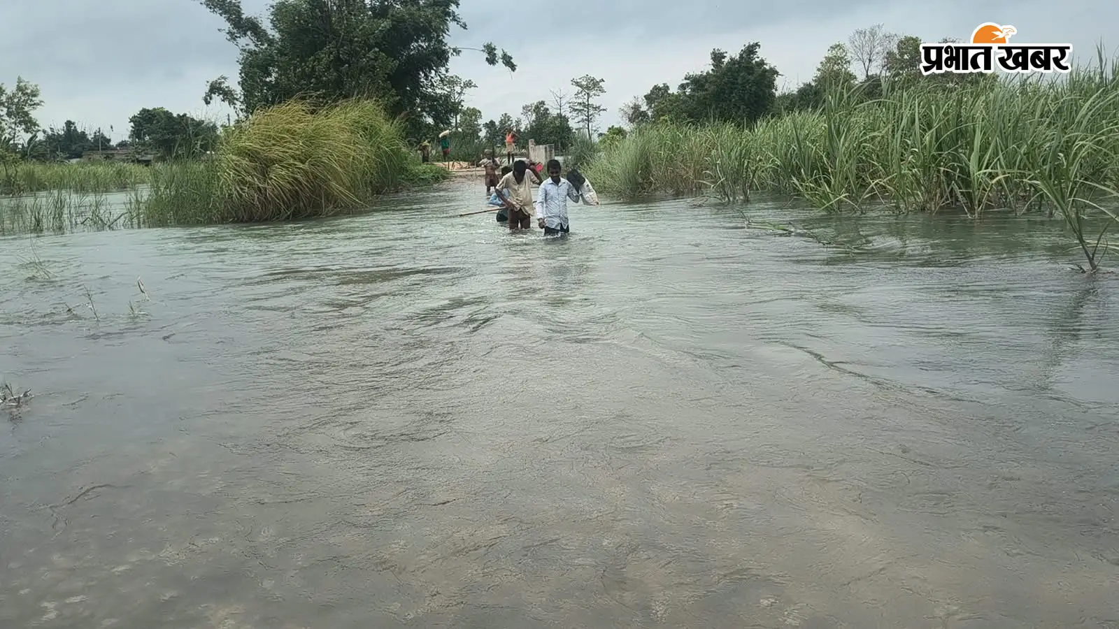 गंडक का जलस्तर बढ़ने से ग्रामीणों की बढ़ी परेशानी, मुख्य मार्ग पर आवागमन बंद