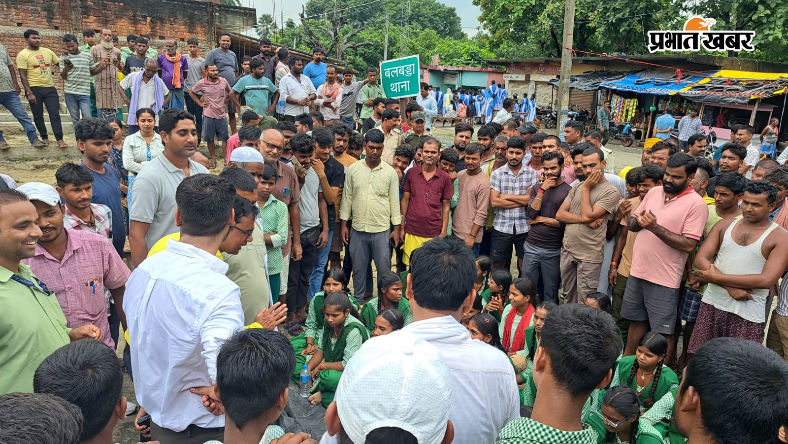 सड़क जाम में उतरे छात्र ,सड़क पर बैठी छात्राएं बीडीओ और थाना प्रभारी समझाते  | Prabhat Khabar Network