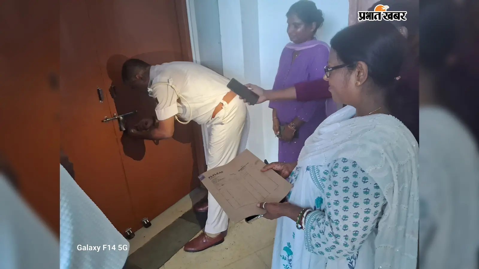 बारिश में सरकारी सामान भीगने का खतरा, प्रशासन ने तुड़वाया आईसीडीएस गोदाम का ताला