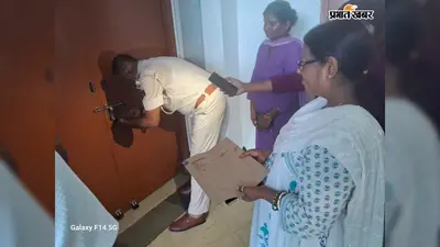 बारिश में सरकारी सामान भीगने का खतरा, प्रशासन ने तुड़वाया आईसीडीएस गोदाम का ताला