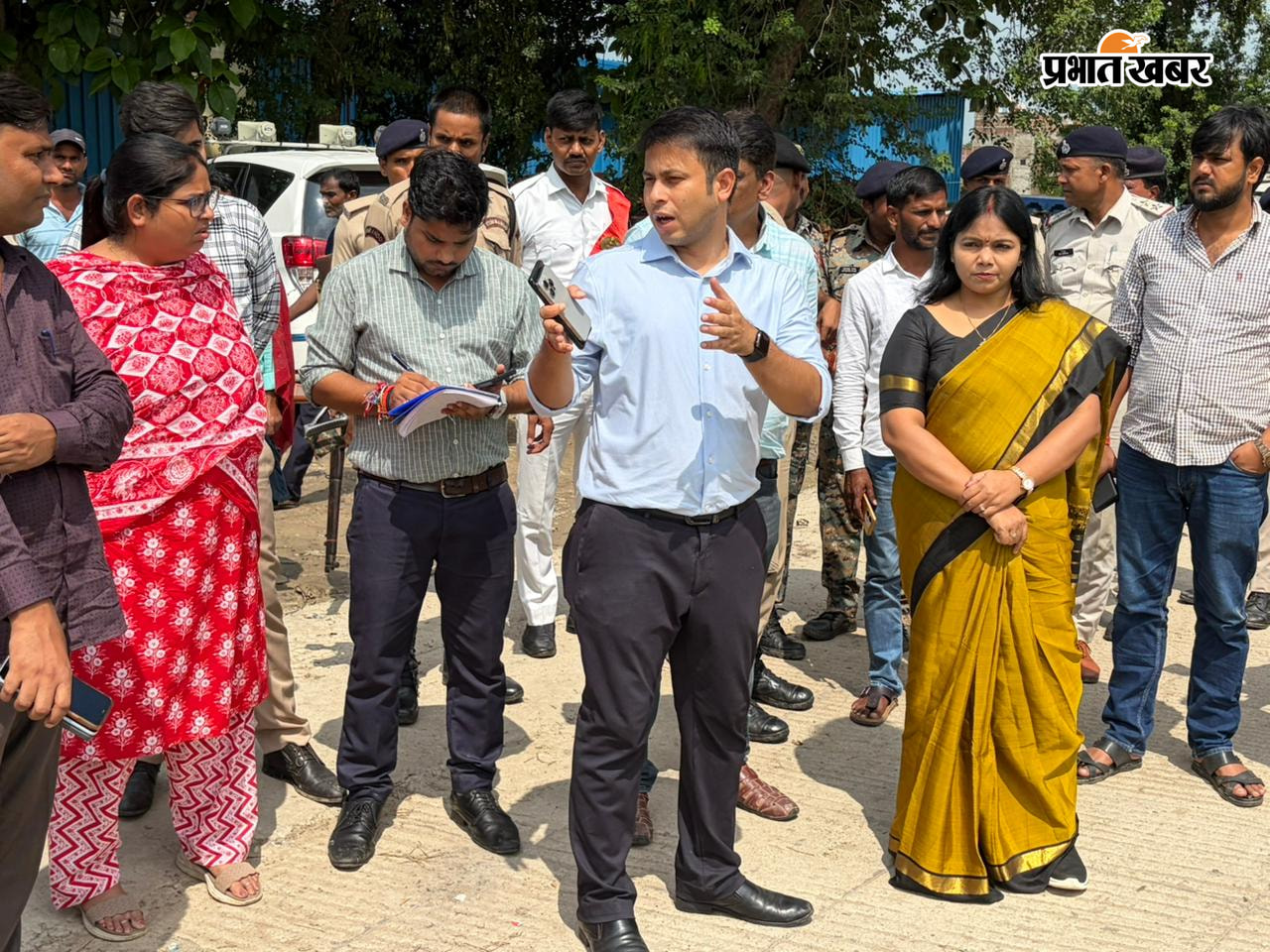 फोटो.4. दुर्गावती नदी के उफान से जलमग्न हुआ इस्लामगंज मुहल्ला5. जायजा लेने मोहनियां पहुंचे डीएम6. मोहनियां पीएसएस से पानी निकासी के लिए लगा मोटर पम्प7. पावरग्रिड में घुसा पानी 8. भरे पानी से होकर आते लोग9. रास्ता में पानी भरने के बाद चाचरी पुल बनाते लोग | Prabhat Khabar Network