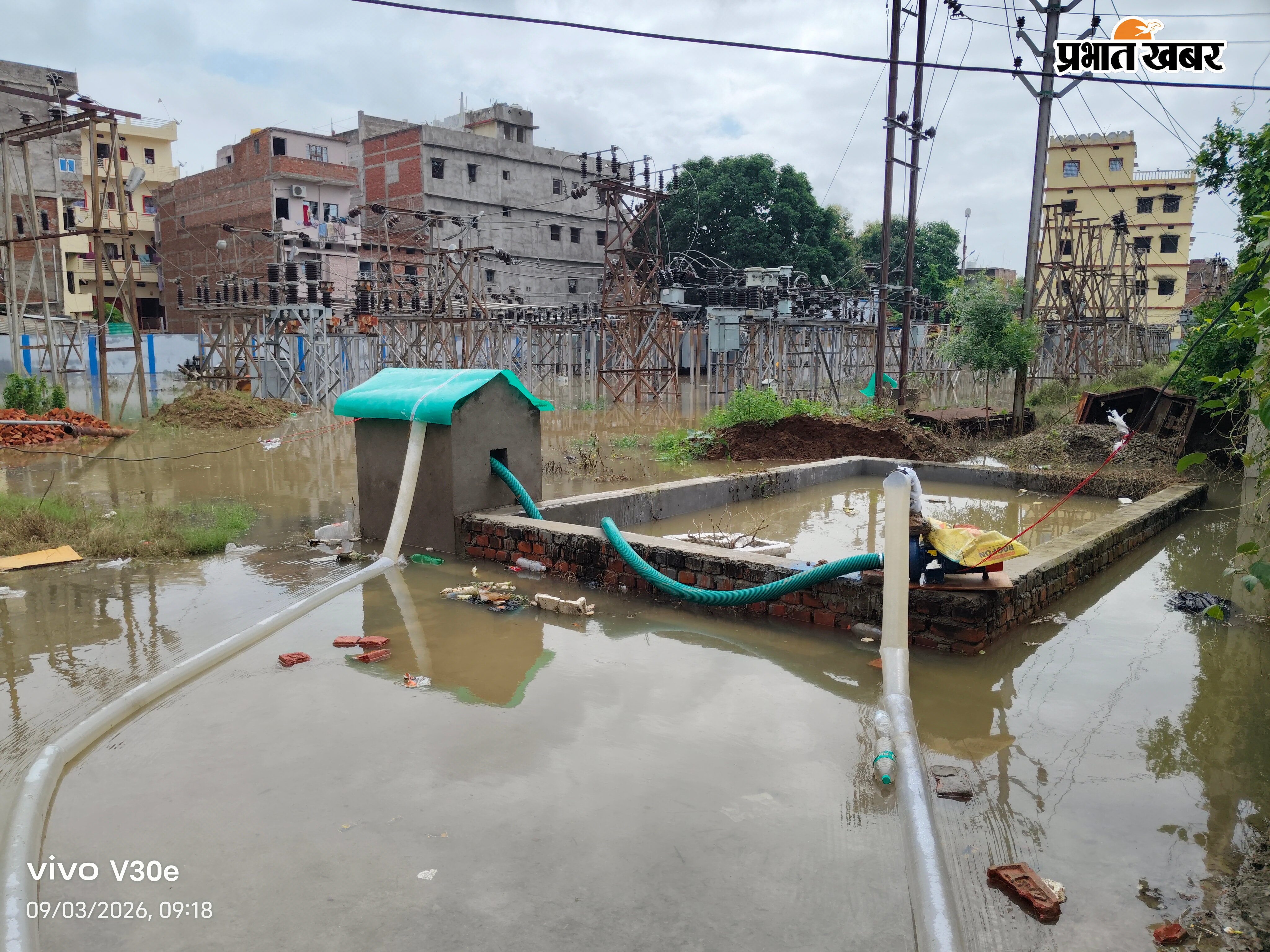 फोटो.4. दुर्गावती नदी के उफान से जलमग्न हुआ इस्लामगंज मुहल्ला5. जायजा लेने मोहनियां पहुंचे डीएम6. मोहनियां पीएसएस से पानी निकासी के लिए लगा मोटर पम्प7. पावरग्रिड में घुसा पानी 8. भरे पानी से होकर आते लोग9. रास्ता में पानी भरने के बाद चाचरी पुल बनाते लोग | Prabhat Khabar Network