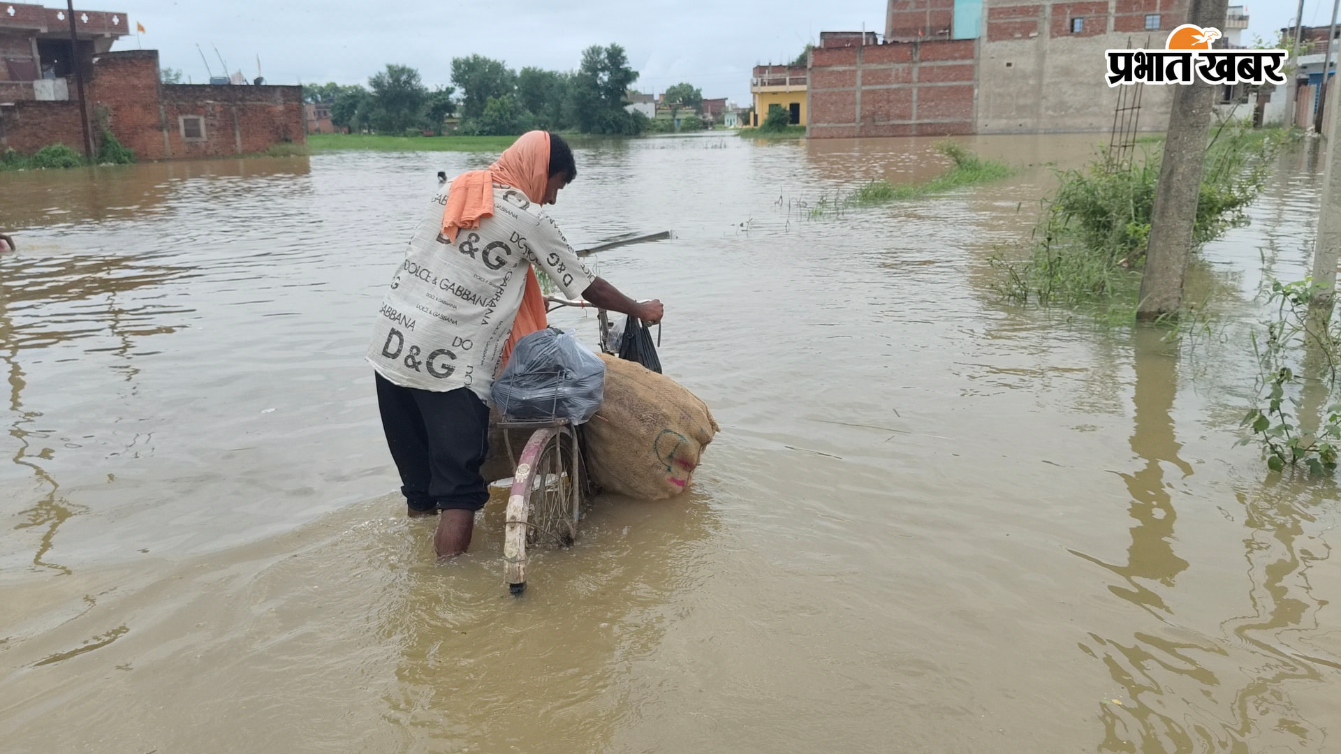 फोटो.4. दुर्गावती नदी के उफान से जलमग्न हुआ इस्लामगंज मुहल्ला5. जायजा लेने मोहनियां पहुंचे डीएम6. मोहनियां पीएसएस से पानी निकासी के लिए लगा मोटर पम्प7. पावरग्रिड में घुसा पानी 8. भरे पानी से होकर आते लोग9. रास्ता में पानी भरने के बाद चाचरी पुल बनाते लोग | Prabhat Khabar Network