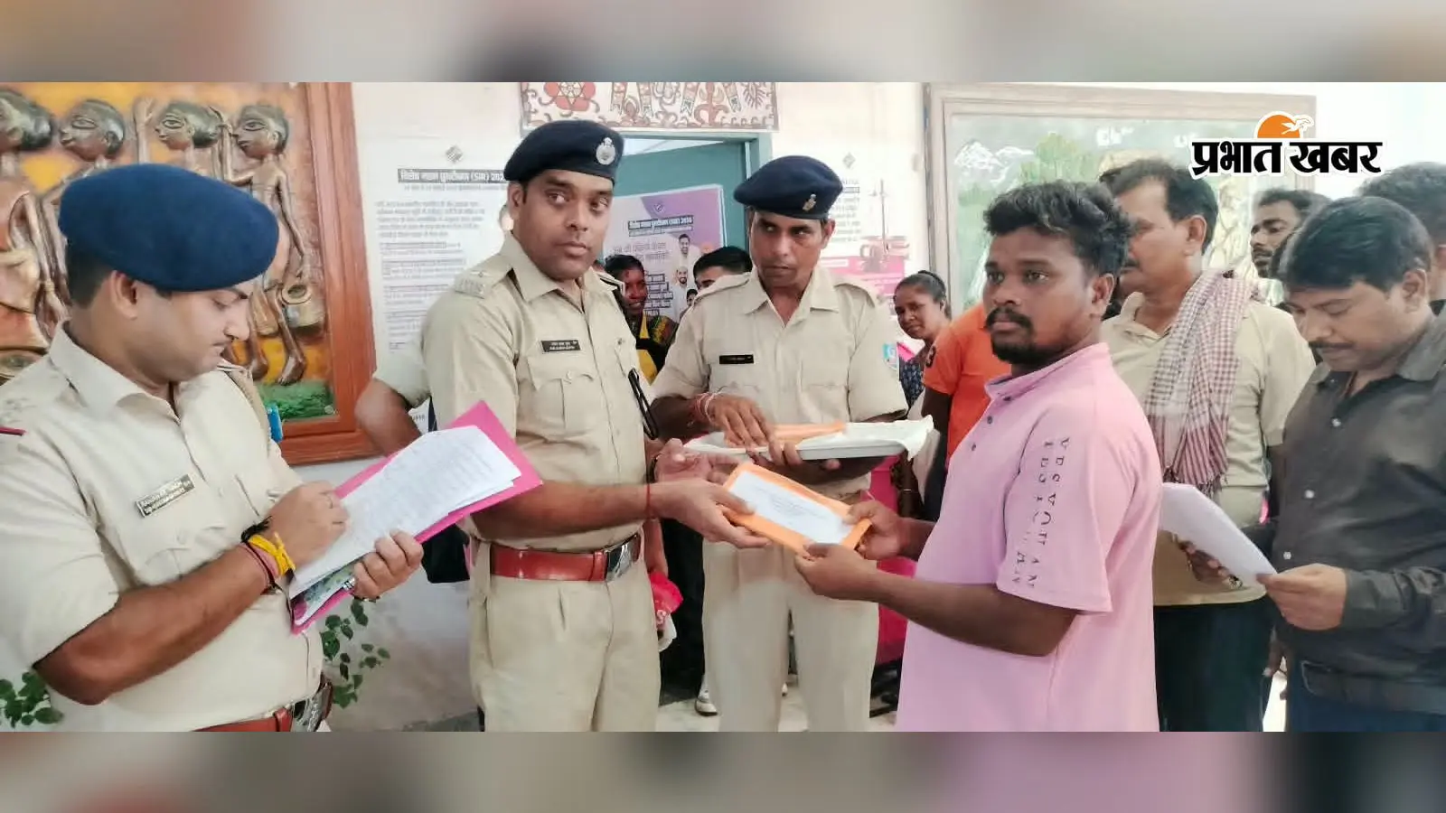 मोबाइल खोने वालों के लिए खुशखबरी! पाकुड़ पुलिस ने 34 फोन खोज निकाले