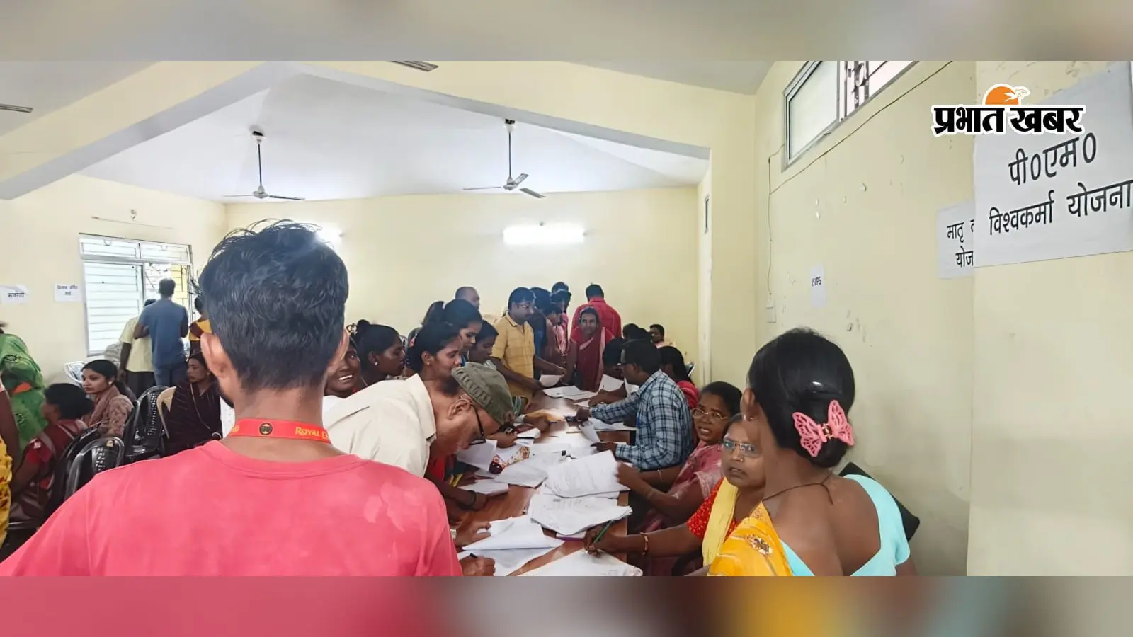 Latehar News: SIR के तहत नोटिस पाने वाले मतदाताओं की हुई सुनवाई, दस्तावेजों की जांच के साथ दावे-आपत्तियों का निपटारा