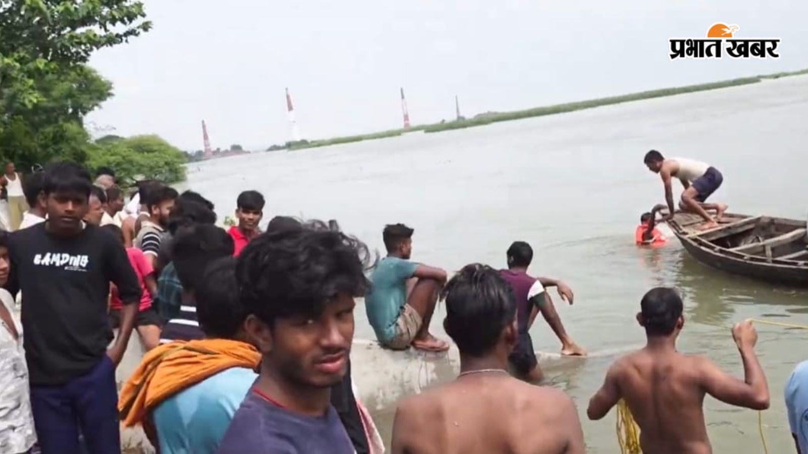 गोताखोरों की मदद से शव की तलाश जारी