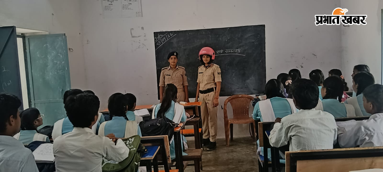 फोटो.विद्यालय में छात्राओं को जानकारी देती पुलिस दीदी | Prabhat Khabar Network