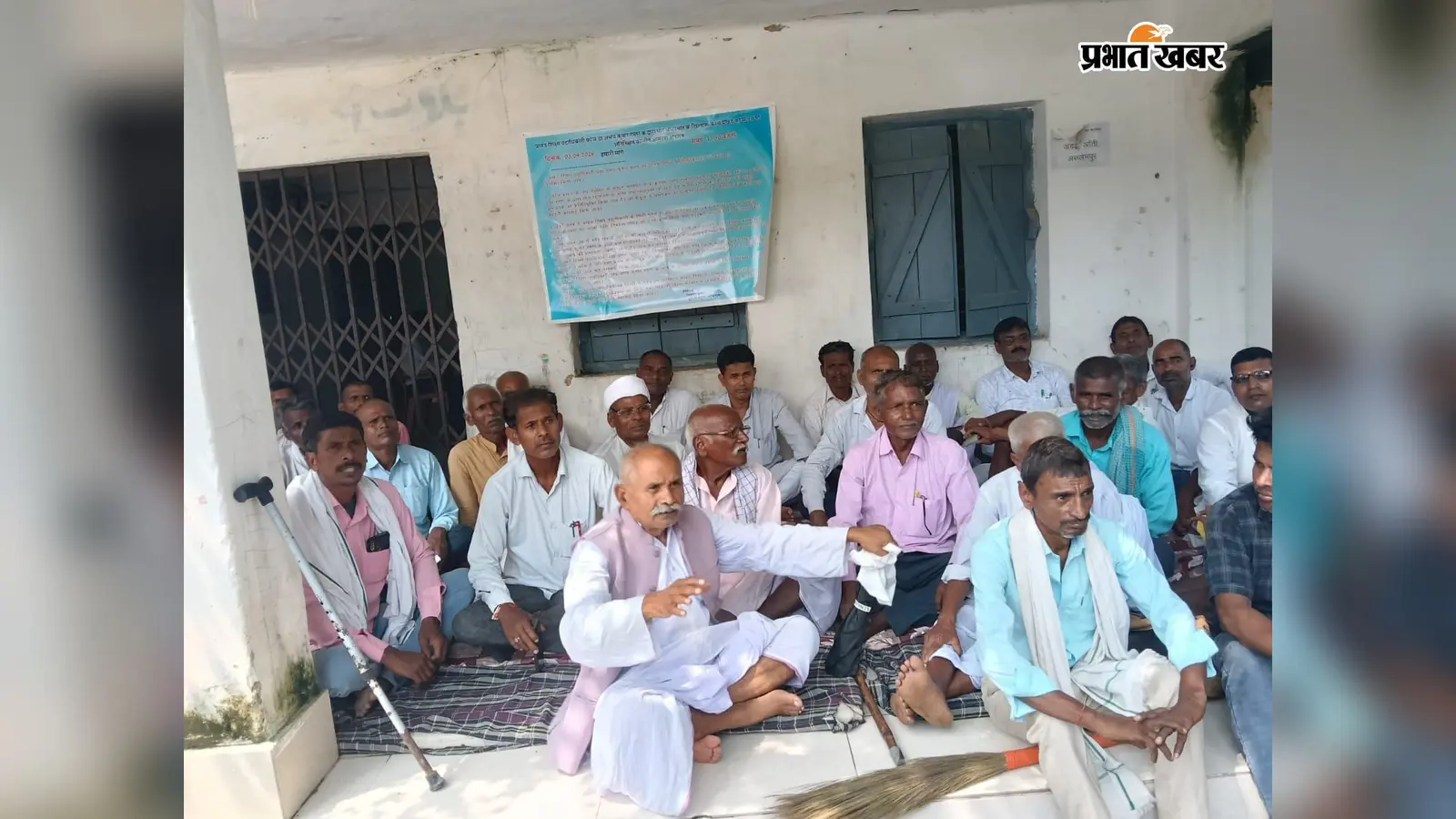 कोंच में BEO की प्रतिनियुक्ति को लेकर सत्ता-विपक्ष आमने-सामने, एक पक्ष का आमरण अनशन तो दूसरा धरने पर