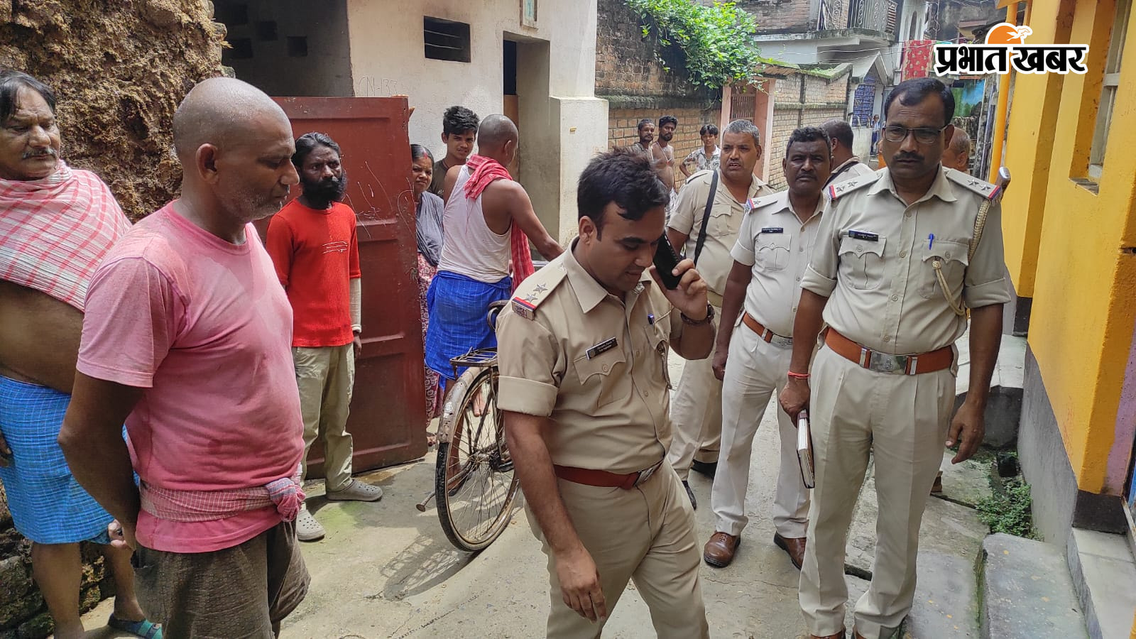 जांच करते थाना प्रभारी व सीसीटीवी कैमरे में कैद सामान लेकर भागती महिला | Prabhat Khabar Network