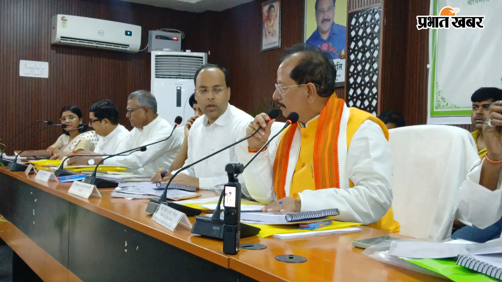 गया जी में विजय सिन्हा की सख्त चेतावनी, बोले- खाद की कालाबाजारी या ज्यादा कीमत वसूली तो लाइसेंस होगा रद्द