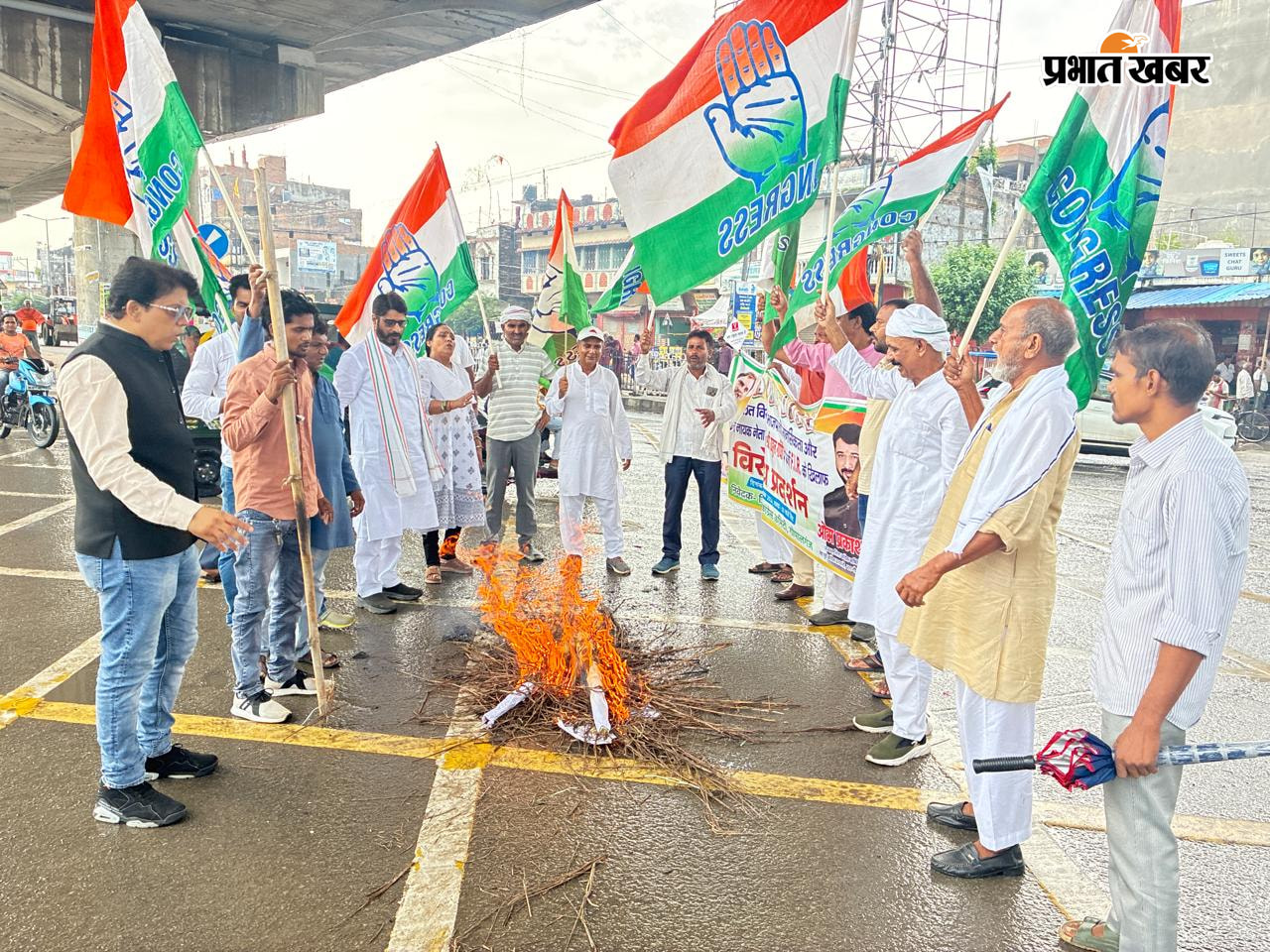 फोटो नं 11- शहर में प्रधानमंत्री का पुतला दहन कर विरोध जताते कांग्रेस कार्यकर्त | Prabhat Khabar Network