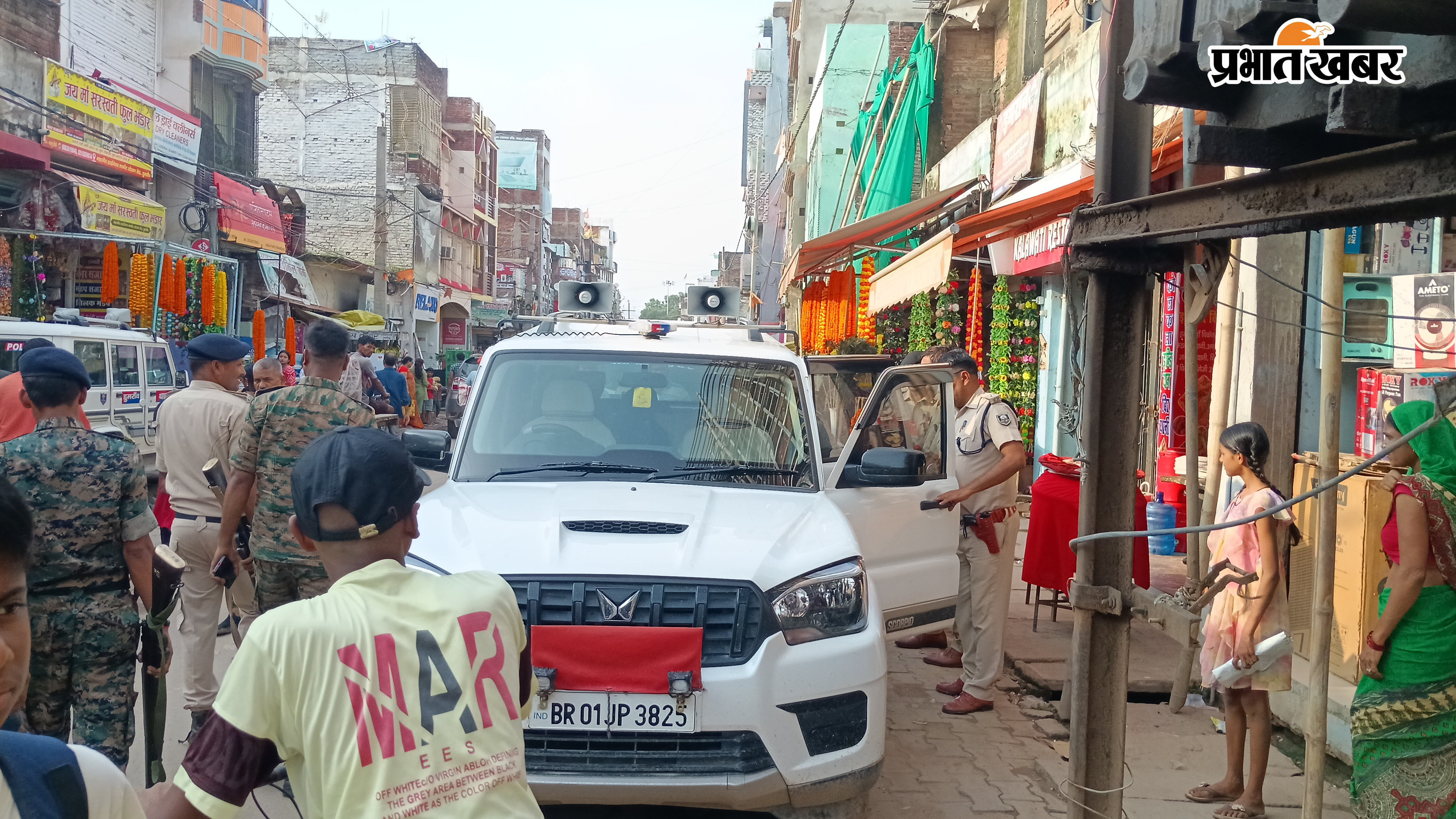 डुमरांव होटल में छापेमारी करती पुलिस | Prabhat Khabar Network