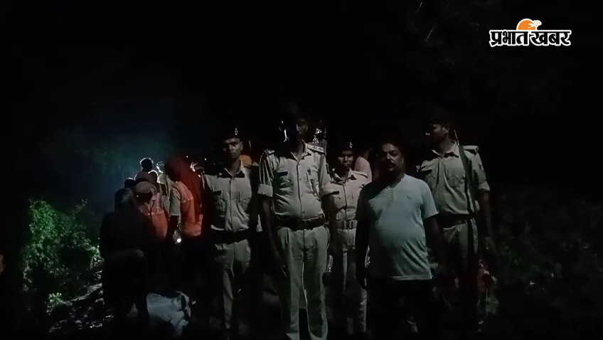 फोटो मरमत करते हुए कर्मी फोटो प्राथमिक विद्यालय डोमना विगहा पानी में प्रवेश कर जाते हुए बच्चे | Prabhat Khabar Network