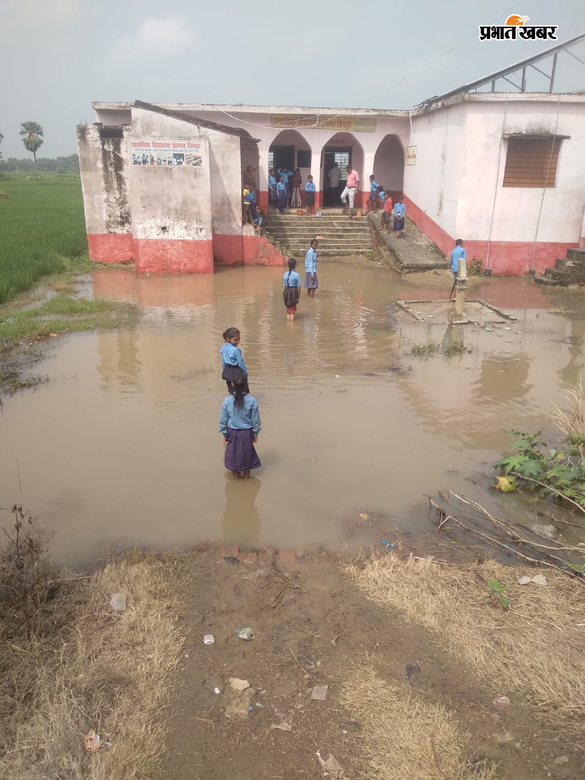 फोटो मरमत करते हुए कर्मी फोटो प्राथमिक विद्यालय डोमना विगहा पानी में प्रवेश कर जाते हुए बच्चे | Prabhat Khabar Network