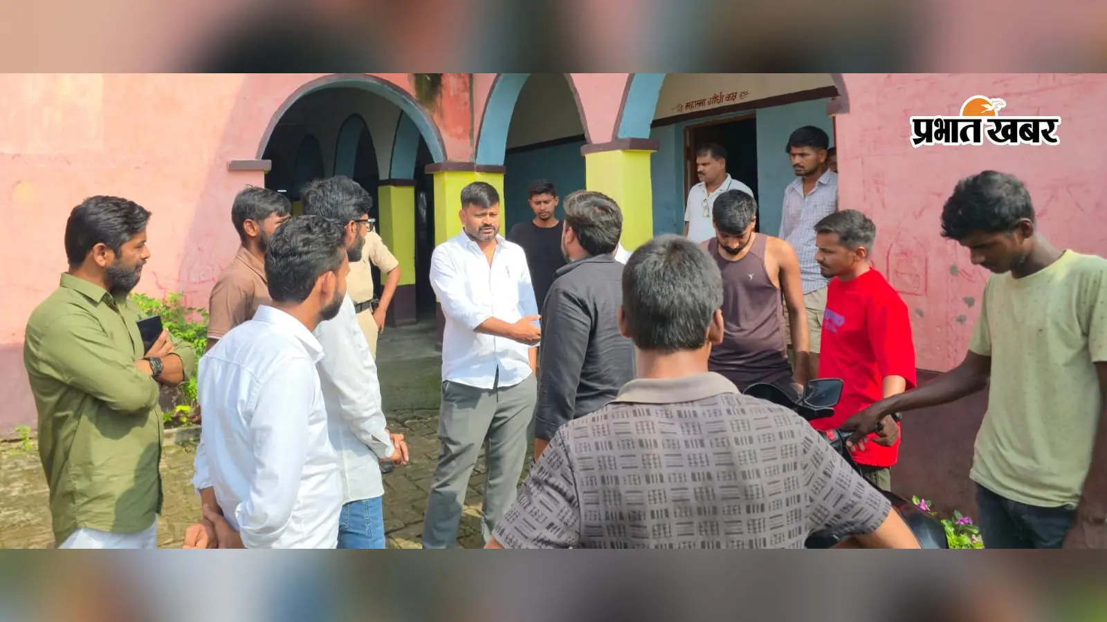 डुमरांव दुष्कर्म मामला : पूर्व विधायक अजीत सिंह ने विद्यालय पहुंचकर ली घटना की जानकारी