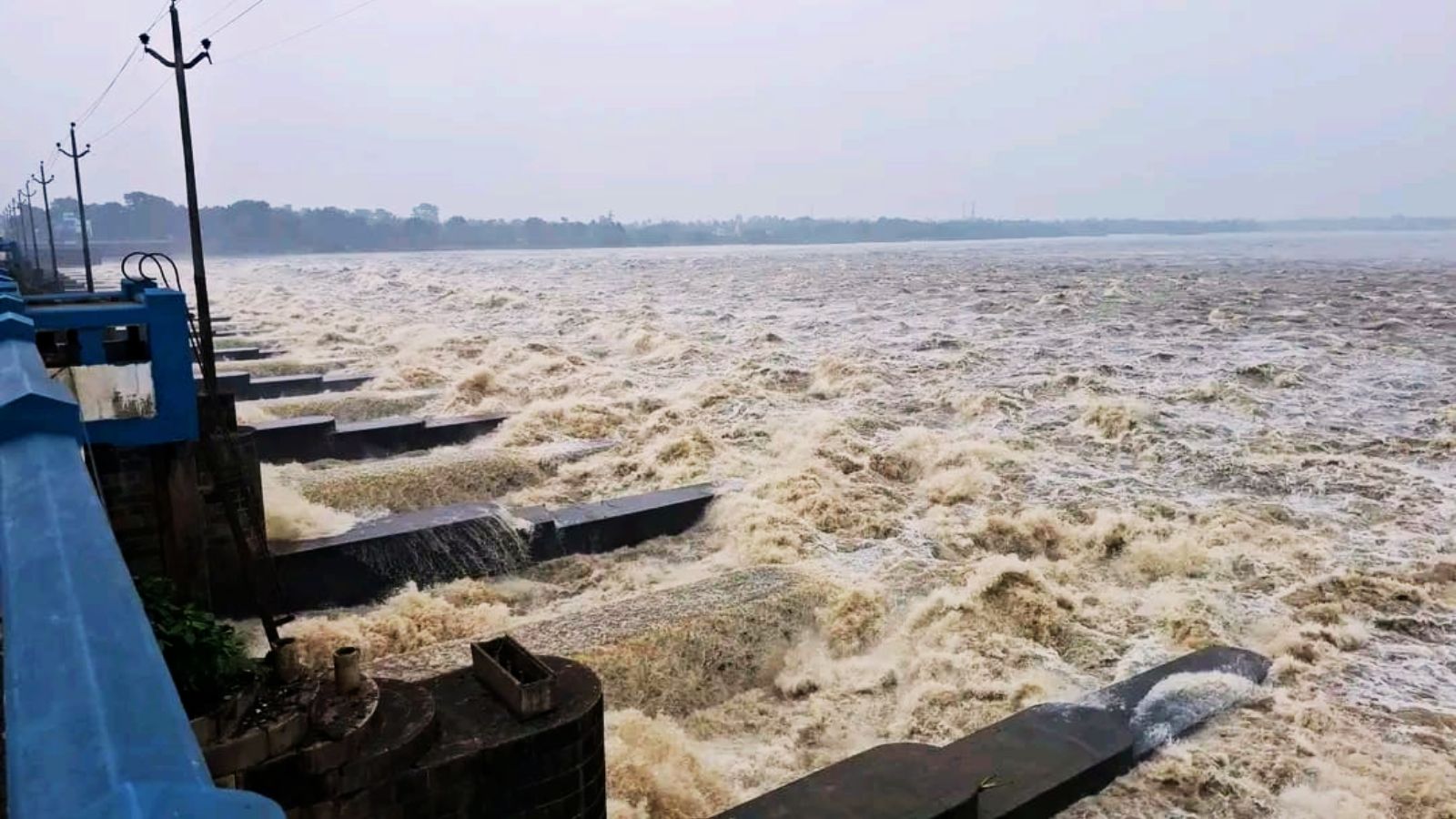 दुर्गापुर बराज से छोड़ा गया पानी.