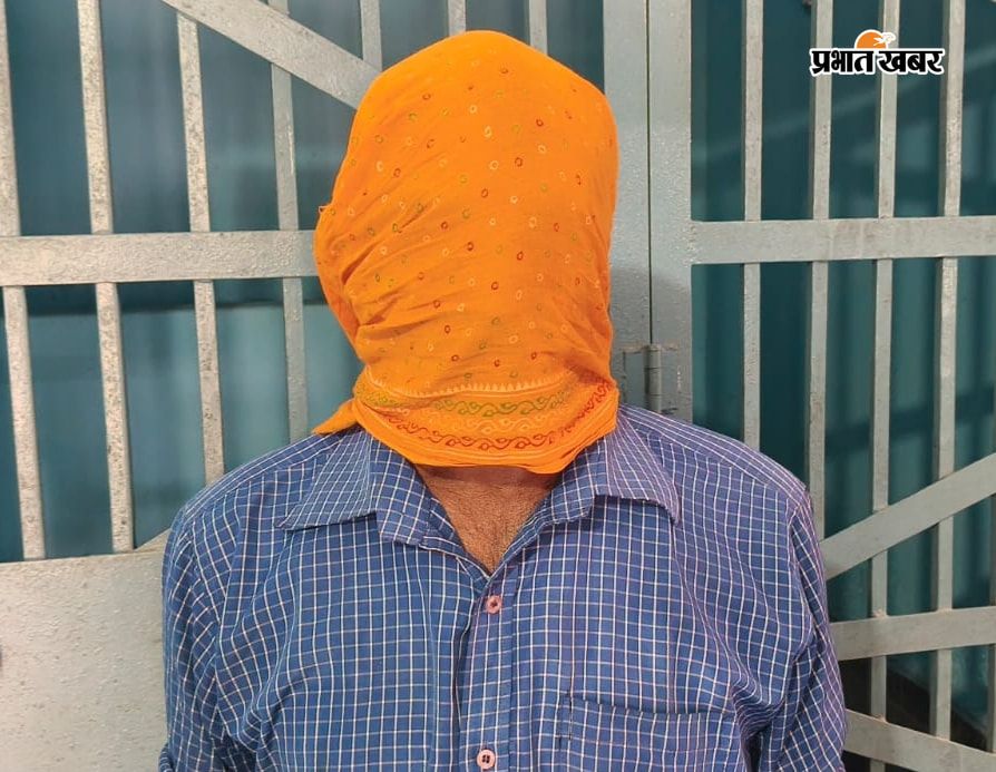 फोटो:जप्त शराब के कार्टून एवं गिरफ्तार वाहन चालक | Prabhat Khabar Network