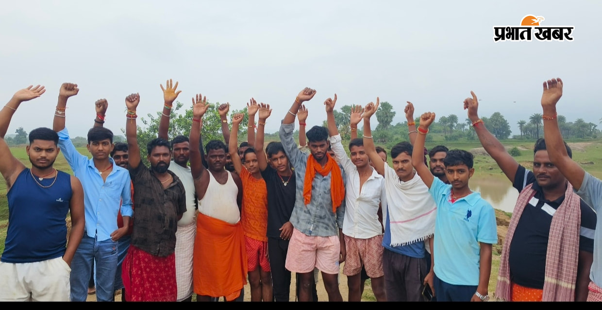 1. बांध के क्षतिग्रस्त हिस्से को देखते ग्रामीण  2. बांध की गुणवत्ता को लेकर विरोध करते ग्रामीण | Prabhat Khabar Network