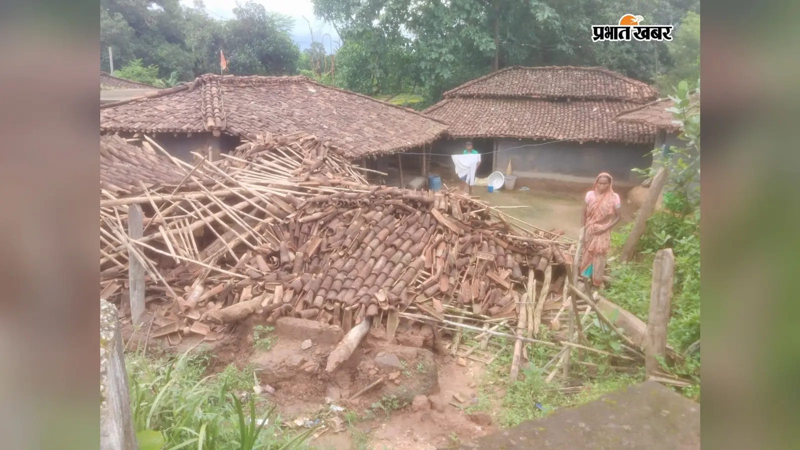 बारिश ने छीना गरीब परिवार का आशियाना, घर गिरने के बाद मवेशियों को रखने तक की जगह नहीं
