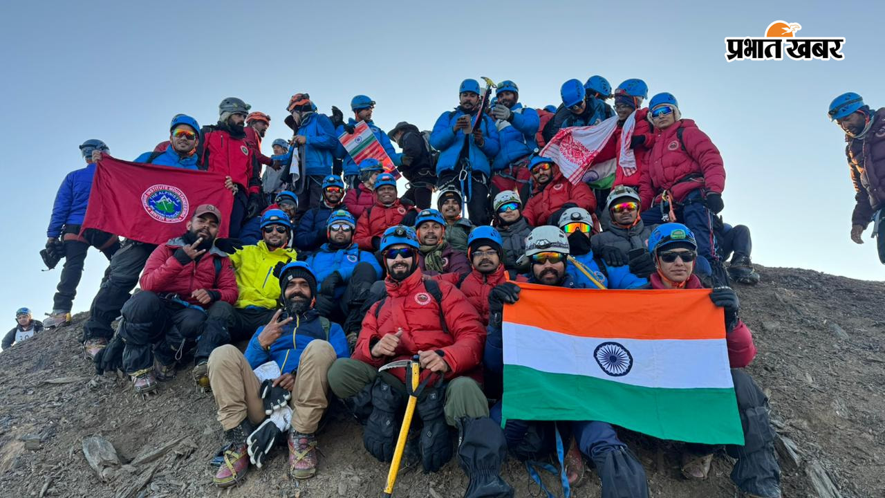 माइनस तापमान में 16,830 फीट पर लहराया तिरंगा, नरांव के रौनित ने माउंट माछोई पर रचा इतिहास  | Prabhat Khabar Network