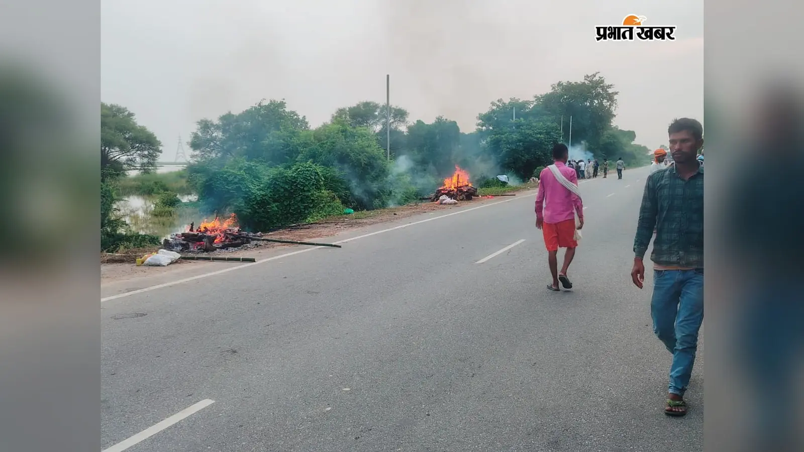 सारण: बाढ़ के बीच एनएच-19 बना सहारा, सड़क पर ही अंतिम संस्कार करने को मजबूर परिजन; स्कूलों में भी पठन-पाठन ठप