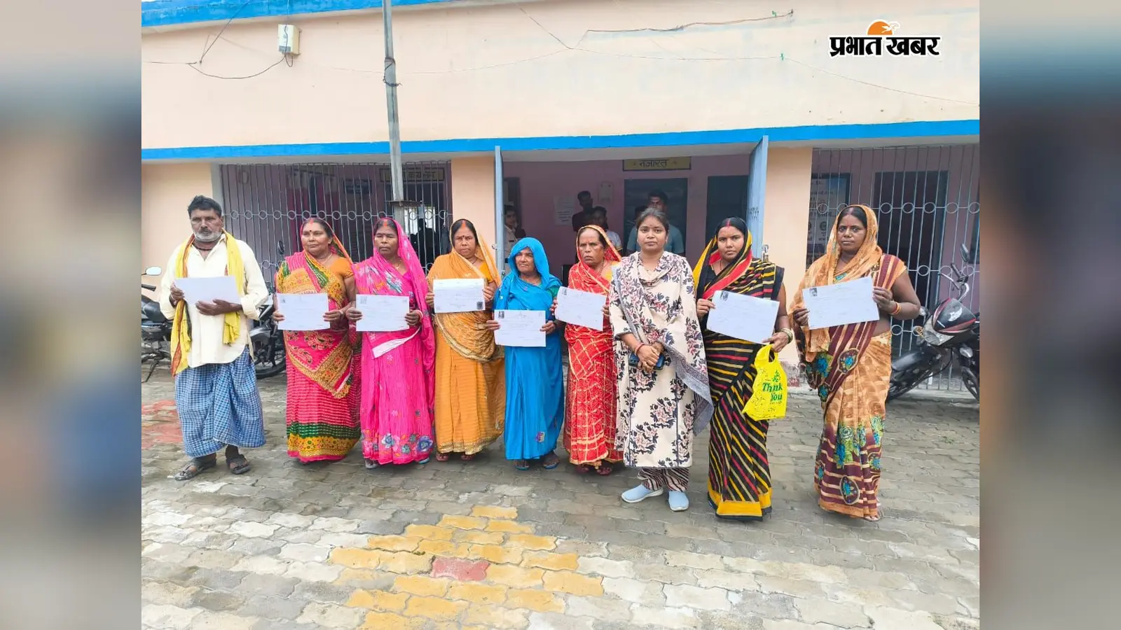 सारण: मकेर में आठ भूमिहीन परिवारों को मिला बासगीत पर्चा, तीन-तीन डिसमिल जमीन का दिया गया पट्टा