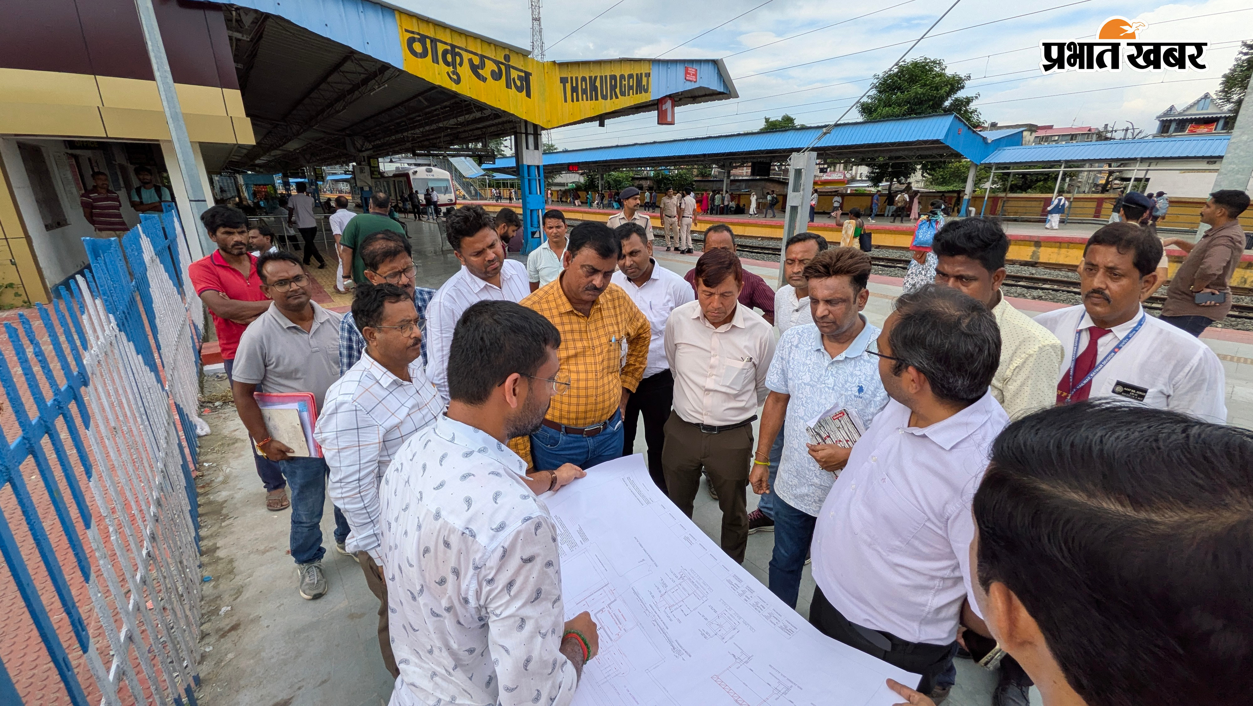 1 निर्माणाधीन वेटिंग रूम का निरिक्षण  2  निर्माणधीन विकलांग बुकिंग काउंटर का निरिक्षण  3 सौन्दर्यकारण का जायजा लेते अधिकारी  | Prabhat Khabar Network