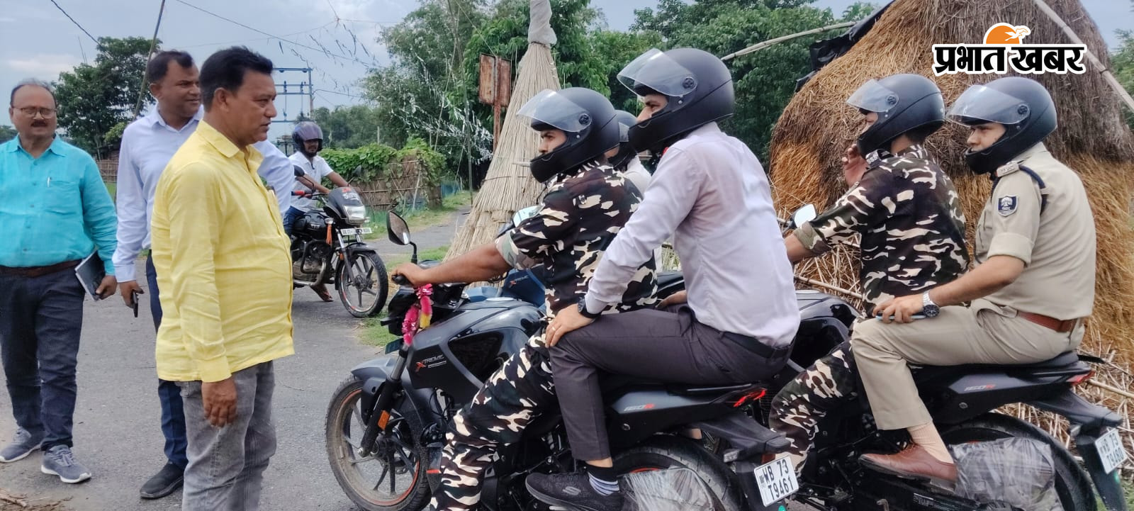 1, झूला पुल होकर जाते डीएम एसपी  2. मोटर साईकिल से पंचायत भ्रमण में निकले अधिकारी 3.दल्लेगाँव में अधिकारी  4. झूला पुल पर अधिकारी   3 | Prabhat Khabar Network
