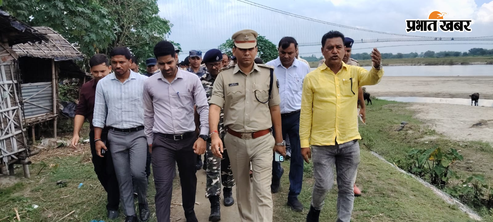 1, झूला पुल होकर जाते डीएम एसपी  2. मोटर साईकिल से पंचायत भ्रमण में निकले अधिकारी 3.दल्लेगाँव में अधिकारी  4. झूला पुल पर अधिकारी   3 | Prabhat Khabar Network